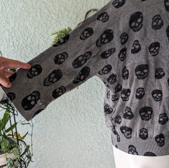 Torrid gray skull sweater size 2 - Picture 5 of 5